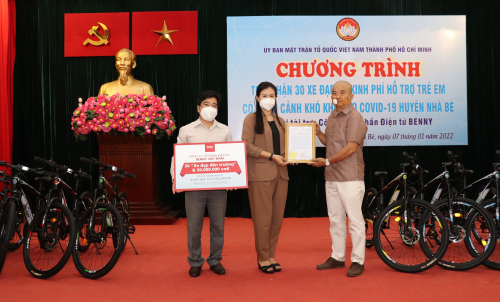 Ủy ban MTTQ Việt Nam TPHCM tiếp nhận ủng hộ của nhà tài trợ cho chương trình "Xe đạp đến trường" dành cho trẻ em.