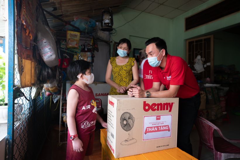 Đại diện Benny thăm nhà và tặng quà một trẻ em có hoàn cảnh khó khăn.
