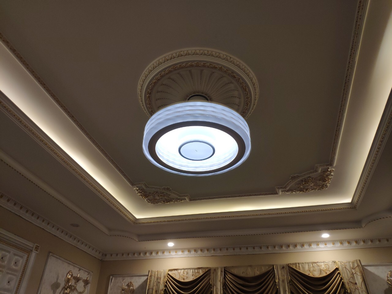 Một chiếc quạt trần cho trần nhà thấp phù hợp sẽ làm tôn giá trị thẩm mĩ cho căn phòng lên rất nhiều.