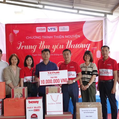 Benny đồng hành cùng VietnamFinance và Chứng khoán Nhất Việt trong chương trình "Trung thu yêu thương" tại Tuyên Quang
