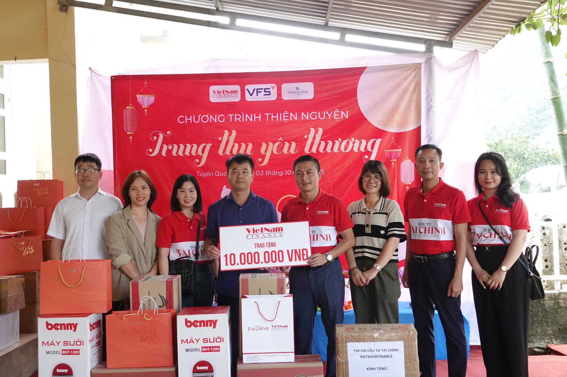 Benny đồng hành cùng VietnamFinance và Chứng khoán Nhất Việt trong chương trình "Trung thu yêu thương" tại Tuyên Quang
